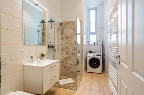 uma casa de banho com um lavatório e uma máquina de lavar roupa em FeelgooD Apartments LOFT Zwickau CityCenter mit TG-Stellplatz, Netflix, Waipu-TV und Klima em Zwickau