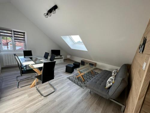 un salon avec un canapé et une table dans l'établissement Appart chez Aurore et Jérôme La Bresse Centre Garage Wifi, à La Bresse