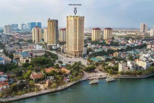 una vista aérea de una ciudad con río y edificios en Luxury econest - west lake apartment with swimming pool & gym, en Hanói