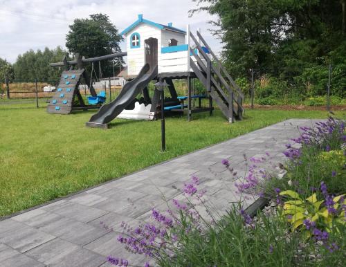 um parque infantil com escorrega num parque em Siedlisko Czapla koło Suntago em Mszczonów