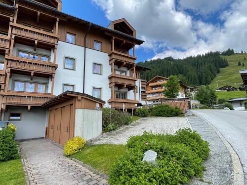 a house in the mountains with a driveway at Königsleiten Ski- und Wanderwohnung Top 40 an der Piste und Lift in Königsleiten