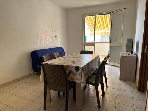stół jadalny i krzesła w pokoju w obiekcie Appartamenti Le 2M w mieście San Pietro in Bevagna