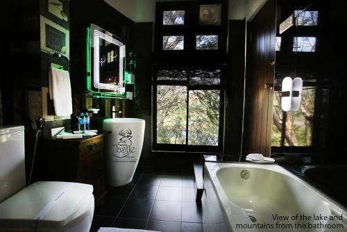 een badkamer met een bad, een toilet en een wastafel bij castle palace kandy in Kandy