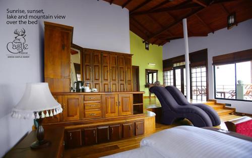 Habitación con cama y escritorio con lámpara. en castle palace kandy, en Kandy