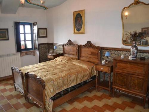 Schlafzimmer mit einem Bett, einer Kommode und einem Spiegel in der Unterkunft Room in House - Castello dei Diamanti in Belvedere Langhe