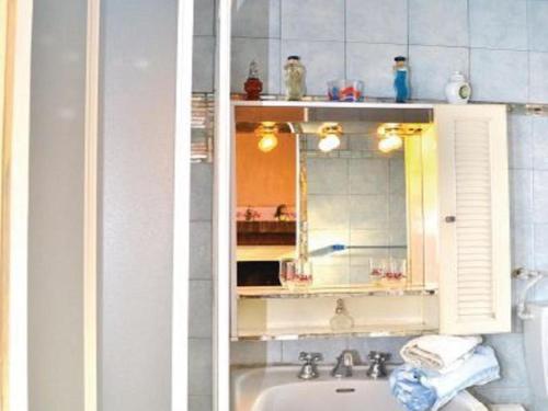 ein Bad mit einem Waschbecken und einem Spiegel in der Unterkunft Room in House - Castello dei Diamanti in Belvedere Langhe