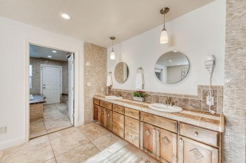 A bathroom at Fig Garden 4BR House W Pool