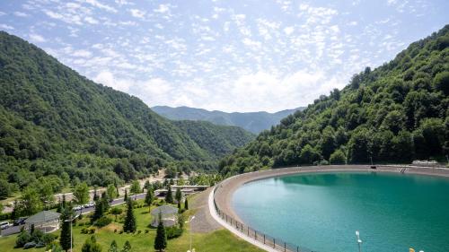 Qafqaz Tufandag Mountain Resort Hotel — Lake view
