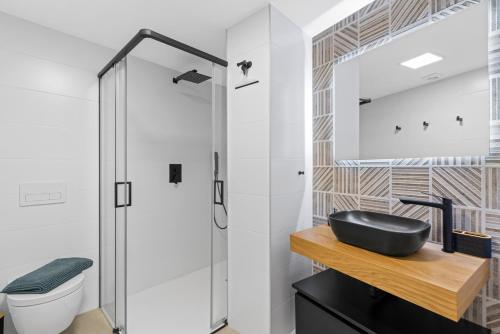 La salle de bains est pourvue d'une douche et d'un lavabo noir. dans l'établissement Elegance Seaside Retreat, à San Pedro del Pinatar