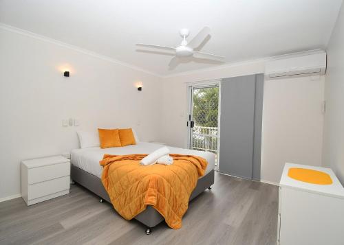1 dormitorio con 1 cama y ventilador de techo en Coast Apartments Large 2 Bed 1 Bathroom with Pool, en Torquay