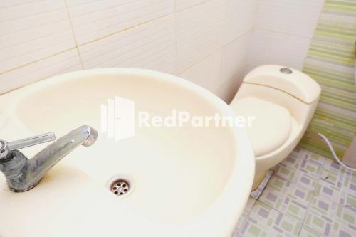 Koupelna v ubytování Hotel Permata Makassar Mitra RedDoorz