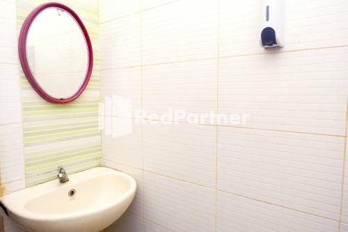 Koupelna v ubytování Hotel Permata Makassar Mitra RedDoorz