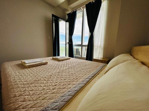Säng eller sängar i ett rum på 1br Mactan New Town apartments Ocean view, Free Pool, Free Beach, near Airport