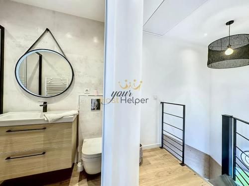 une salle de bain avec un lavabo et un miroir dans l'établissement Villa Victoria YourHostHelper, à Deauville