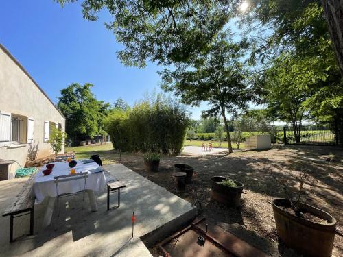 Photo de la galerie de l'établissement Maison familiale spacieuse à Agde avec jardin de 3000m², à Agde