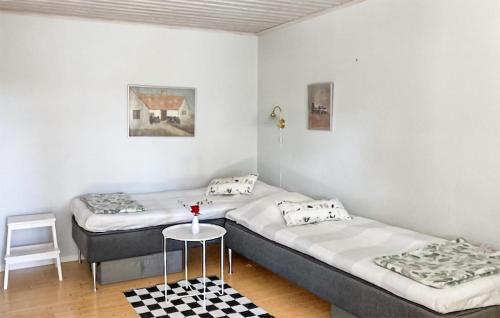 Llit o llits en una habitació de Beautiful Home In Boxholm With Kitchen