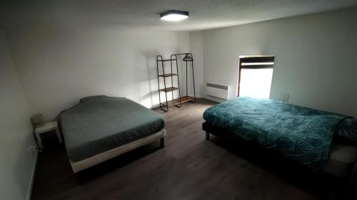 1 dormitorio con cama, escalera y ventana en Appartement en duplex à Hébuterne, avec lave linge en Hébuterne