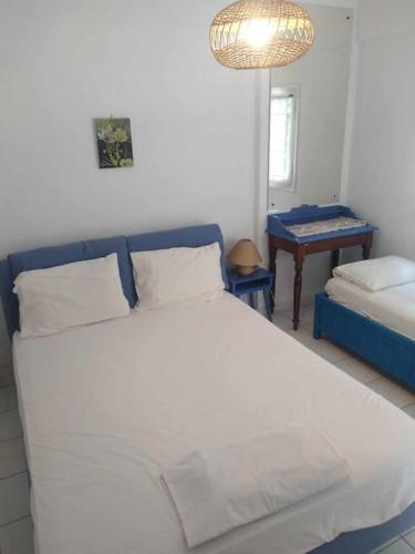 Un pat sau paturi într-o cameră la Serene appartment at St. Ioannis
