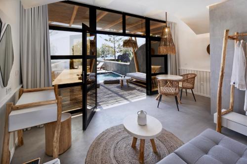 ein Wohnzimmer mit einem Sofa und einem Tisch in der Unterkunft Oscar Beachfront Suites - Adults Only in Perivolos
