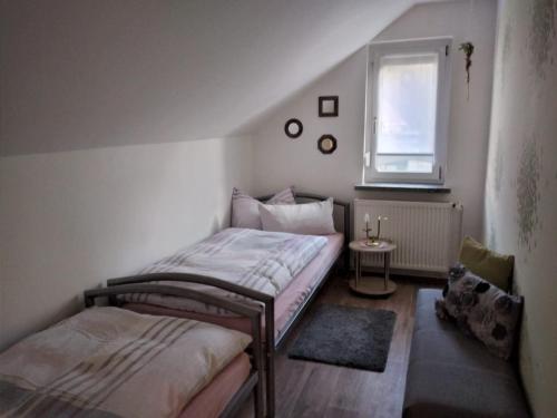 - une chambre avec 2 lits superposés et une fenêtre dans l'établissement Ferienhaus Rabold, à Bad Liebenstein