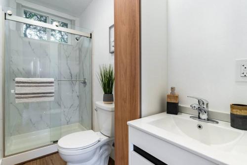 康科特的住宿－Wren Guest House，浴室配有卫生间、盥洗盆和淋浴。
