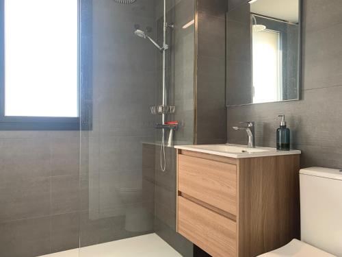 ein Bad mit einer Dusche, einem Waschbecken und einem WC in der Unterkunft La Fosca Dream in Palamós