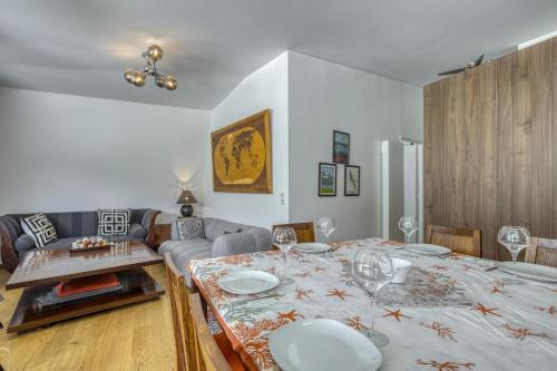 un salon avec une table et un canapé dans l'établissement View point Castle, à Annecy