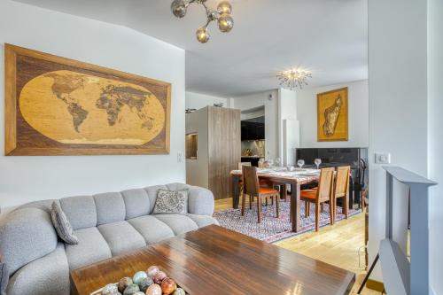 un salon avec un canapé et une table dans l'établissement View point Castle, à Annecy