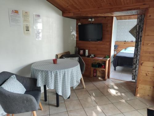 TV a/nebo společenská místnost v ubytování Le chalet de la beauté
