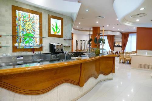 een keuken met een lang aanrecht met een glas-in-loodraam bij STELLA CHARMING & LUXURY ROOMS in Conversano