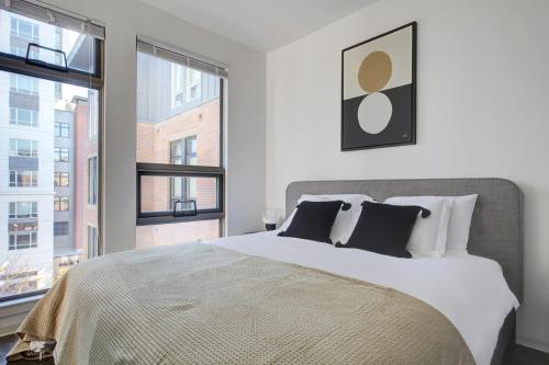 Кровать или кровати в номере 1B w WD Gym Rooftop Steps from T stop BOS-530