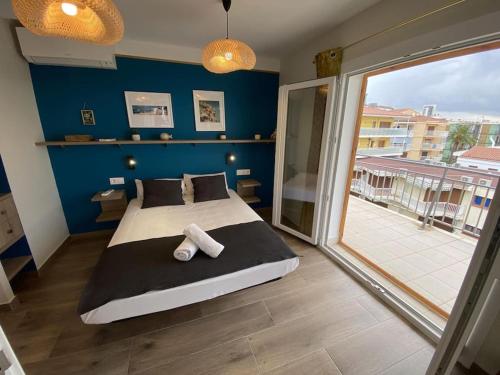 een slaapkamer met een groot bed en een groot raam bij For a Stay Horizonte Mar in Cambrils