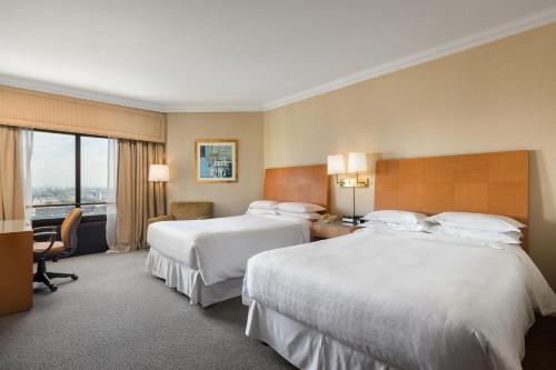 Ένα ή περισσότερα κρεβάτια σε δωμάτιο στο Sheraton Buenos Aires Hotel & Convention Center