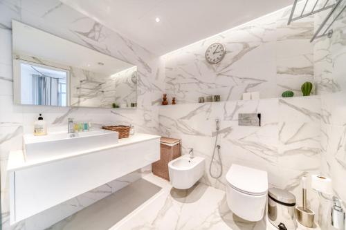 een witte badkamer met een wastafel en een toilet bij Fairfield Tower, Park Island, Dubai Marina - Mint Stay in Dubai