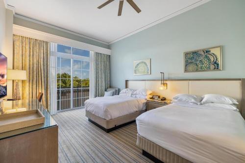 Tempat tidur dalam kamar di Charming 5 Star Condo Unit Situated at Ritz Carlton-Key Biscayne