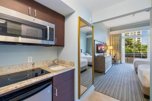 Dapur atau dapur kecil di Charming 5 Star Condo Unit Situated at Ritz Carlton-Key Biscayne