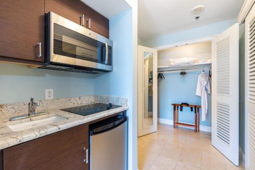 uma cozinha com um lavatório e um micro-ondas em Lovely Deluxe Unit Located at Ritz Carlton - Key Biscayne! em Miami