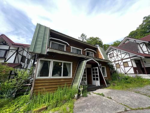 a house that is sitting in the grass at 八ヶ岳高原テラス Space Hotel the amulapo in Hara