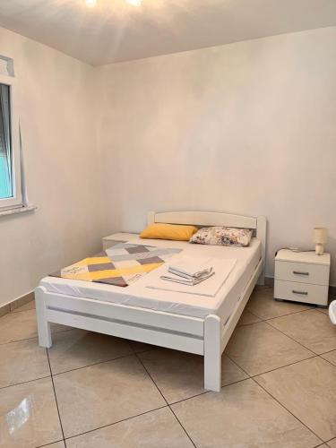 Postel nebo postele na pokoji v ubytování Apartments Apartmani Bojana