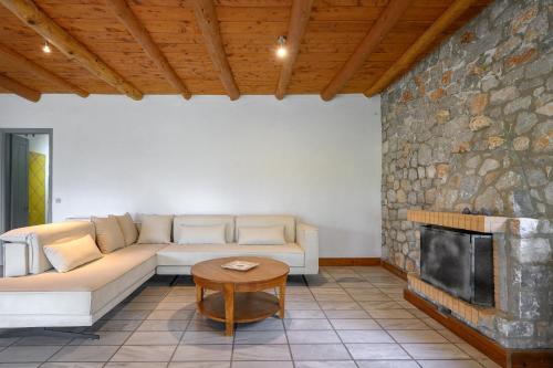 a living room with a couch and a fireplace at Rozare in Lambiní