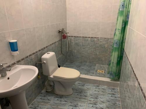 Kylpyhuone majoituspaikassa LINAVI