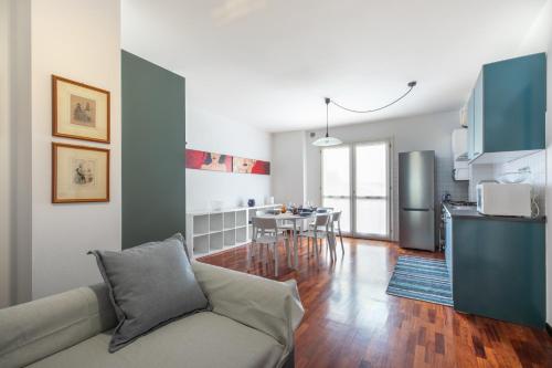 uma sala de estar com um sofá e uma cozinha em Casa Pozzetto - Cittadella em Cittadella