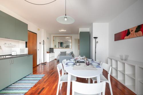 uma cozinha e sala de jantar com uma mesa branca e cadeiras em Casa Pozzetto - Cittadella em Cittadella