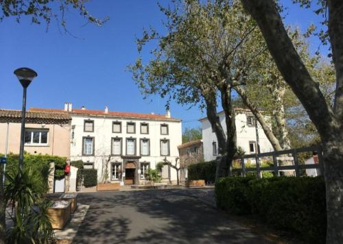 une grande maison blanche avec une allée dans l'établissement Mobil Home Camping Agde, à Agde