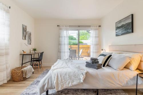 - une chambre blanche avec un grand lit et une table dans l'établissement Wren Home & Guest House, à Concord