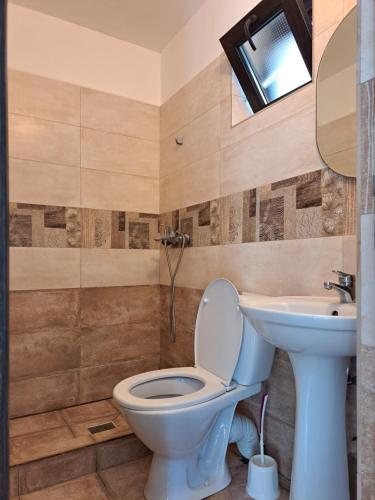 コスティネシュティにあるLunaのバスルーム(トイレ、洗面台付)
