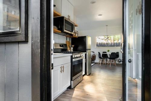 Η κουζίνα ή μικρή κουζίνα στο Wren Home & Guest House