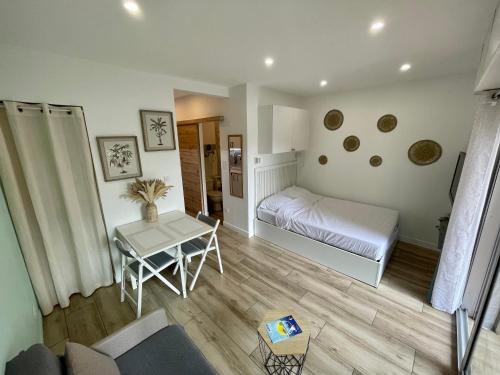 une petite pièce avec un lit et une table dans l'établissement Superbe studio avec terrasse proximité plage, à Saint-Mandrier-sur-Mer