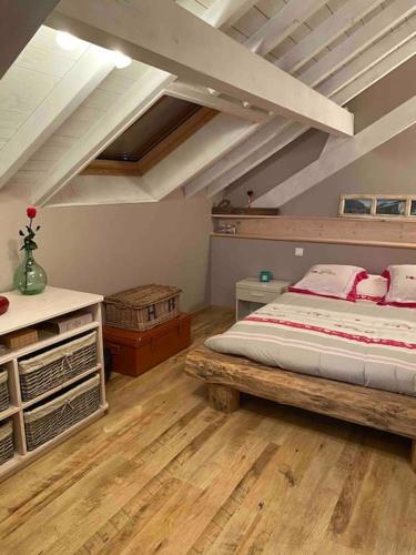 une chambre avec un lit et un parquet dans l'établissement Maison de campagne, à Mens