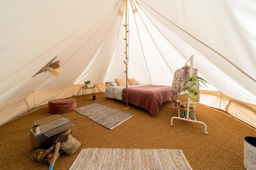 uma tenda com uma cama e uma televisão num quarto em Ferry House Holidays em New Ross